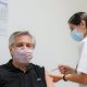 Alberto Fernández recibe la vacuna Sputnik V contra la covid-19, este jueves. Foto: El País.