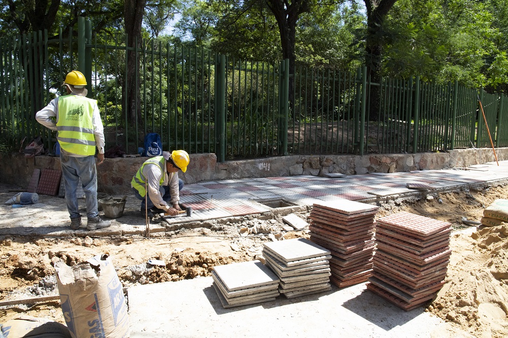 La vereda será tipo mosaico, mostrando un detalle que ubicará a la pasarela al nivel de los espacios públicos que existen en el cono sur del continente.