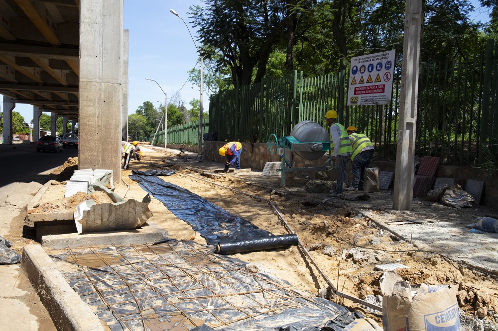 En el lado del Jardín Botánico de Asunción, el frente de obras va trazando lo que será el nuevo corredor peatonal de la avenida Primer Presidente. Foto: Gentileza.