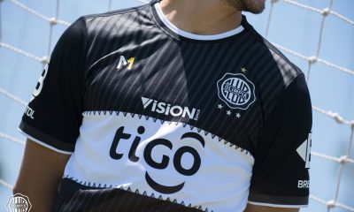 Roque Santa Cruz, Rodrigo Rojas, Jorge Recalde e Isidro Pitta posaron con la nueva casaca, la cual será estrenada el 10 de febrero. Foto: @elClubOlimpia.