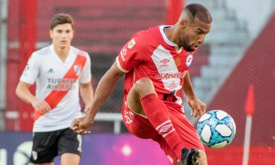 Edward López (25) es un colombiano que juega de extremo derecho. Sus últimos equipos fueron Estudiantes y Argentinos Juniors. Foto: @AAAJoficial.