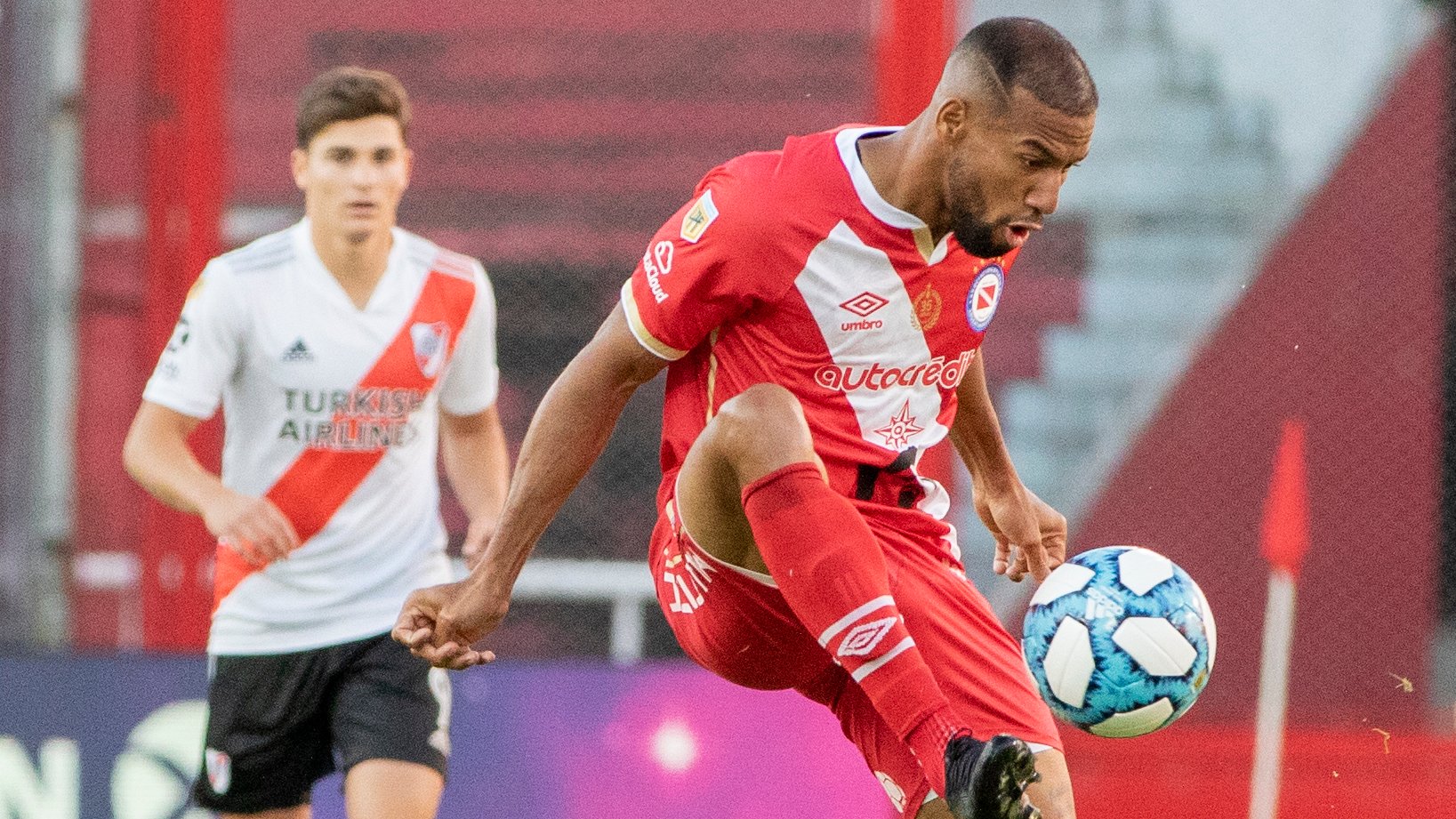 Edward López (25) es un colombiano que juega de extremo derecho. Sus últimos equipos fueron Estudiantes y Argentinos Juniors. Foto: @AAAJoficial.