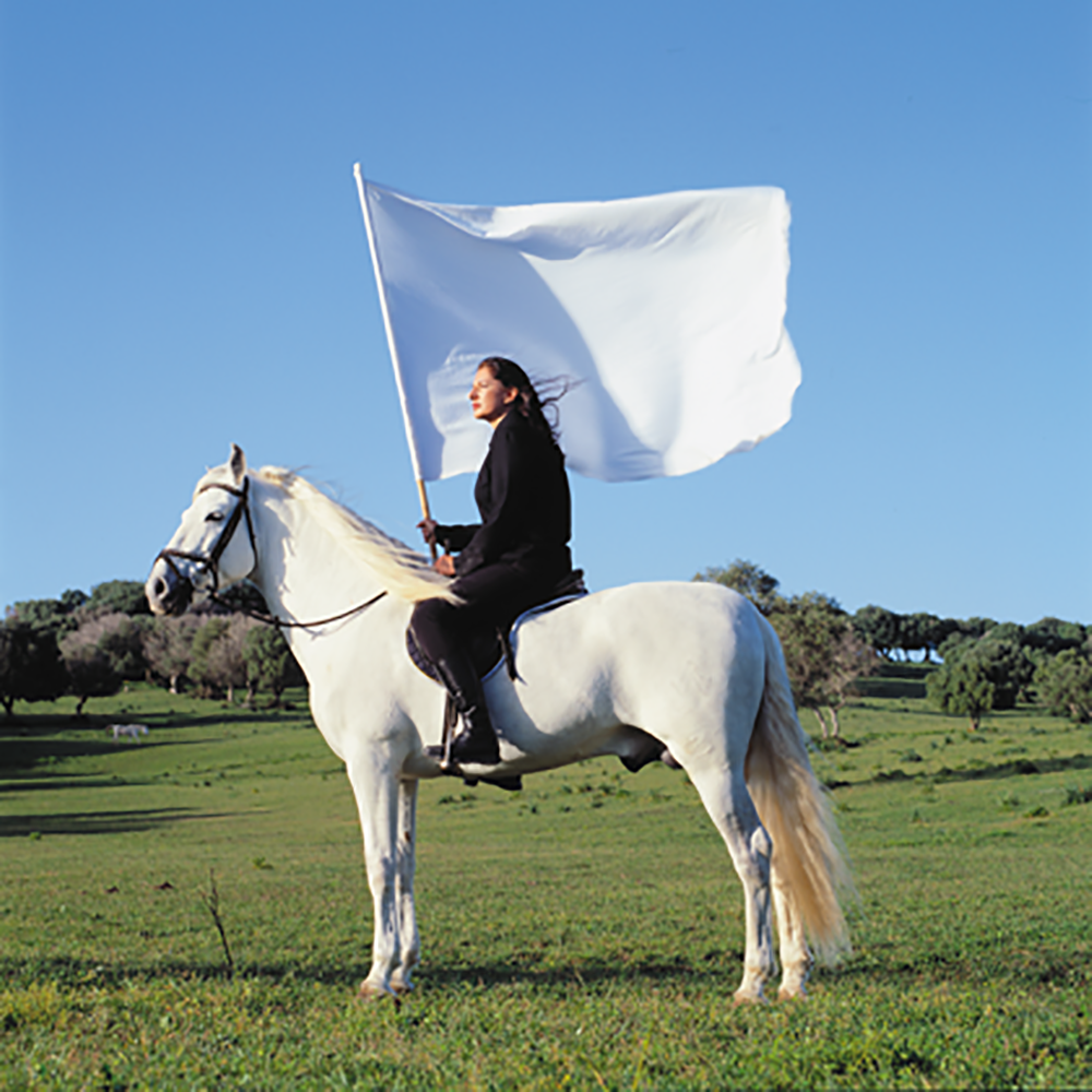 "El héroe" (2001) de Marina Abramovic para la Fundación NMAC