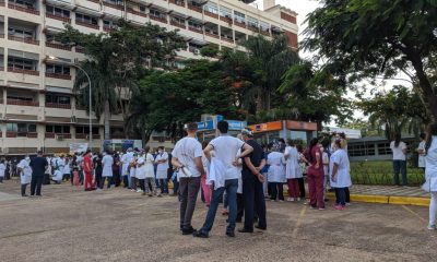 Manifestación de médicos en el Hospital Central del IPS. Foto: Gentileza.