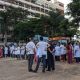 Manifestación de médicos en el Hospital Central del IPS. Foto: Gentileza.