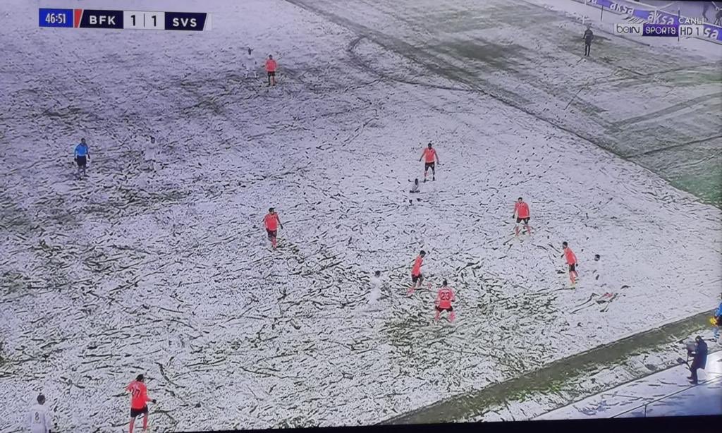 Insólito. Jugadores del Sivasspor de la Superliga de Turquía se camuflaron ante las cámaras durante un partido contra el Basaksehir. Foto: @cetincem.