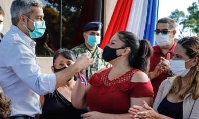 El presidente entregó también viviendas en Loma Grande. Foto: Presidencia.