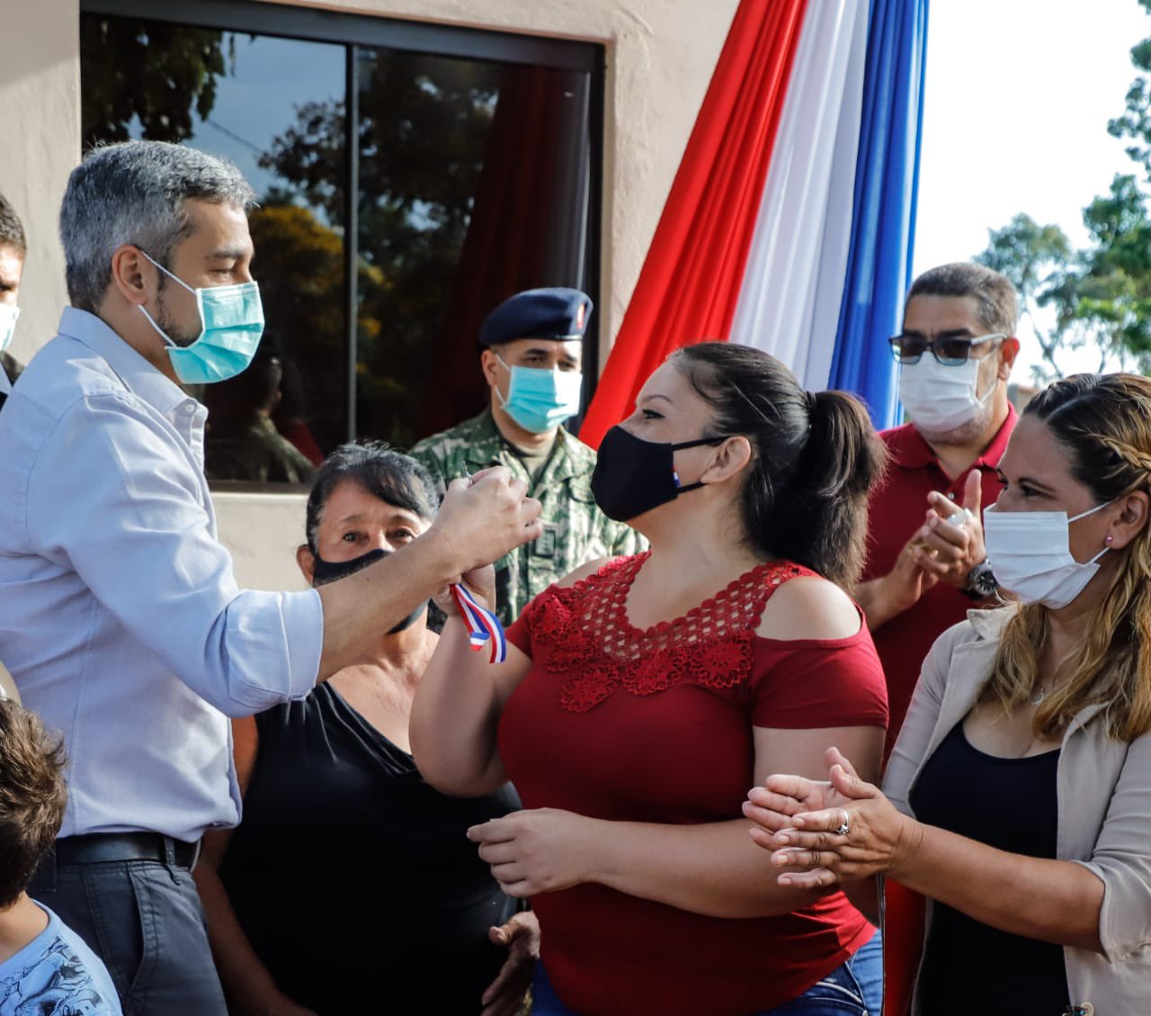 El presidente entregó también viviendas en Loma Grande. Foto: Presidencia.