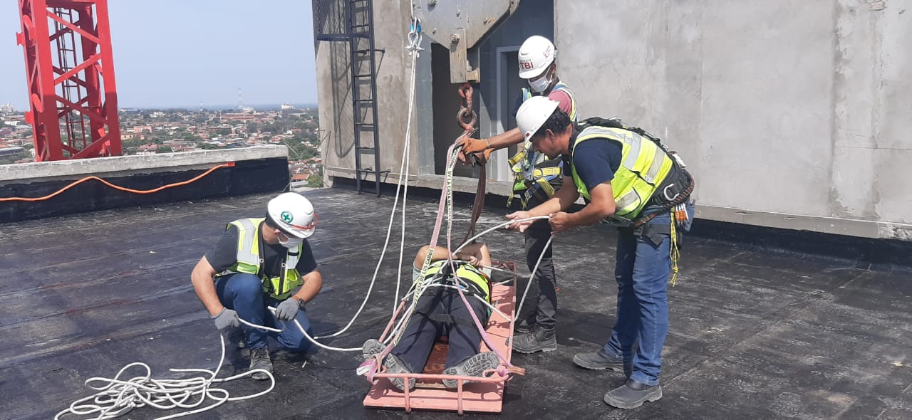 Esta actividad se llevó a cabo en la azotea de la torre del futuro edificio del Ministerio de Educación y Ciencias (MEC) de 16 pisos. Foto: Gentileza.