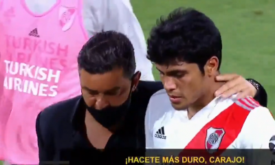 Al final del encuentro entre Boca Juniors y River Plate, el entrenador Marcelo Gallardo se acercó a Robert Rojas para reclamarle una acción. Foto: Captura.