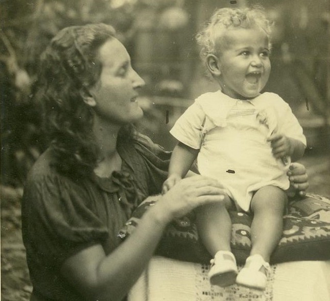 Josefina y su hijo Ariel, 1941. Gentileza CCEJS