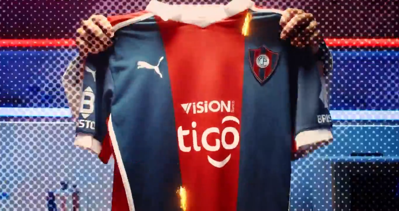 La camiseta, inspirada en el diseño de 1999, tiene un bastón rojo en el medio y dos azules a los costados. Saldrá a la venta este jueves. Foto: Captura.