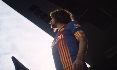 Carles Puyol luce la nueva camiseta y da un mensaje en catalán en el video de presentación publicado en las redes sociales del Barcelona. Foto: Captura.