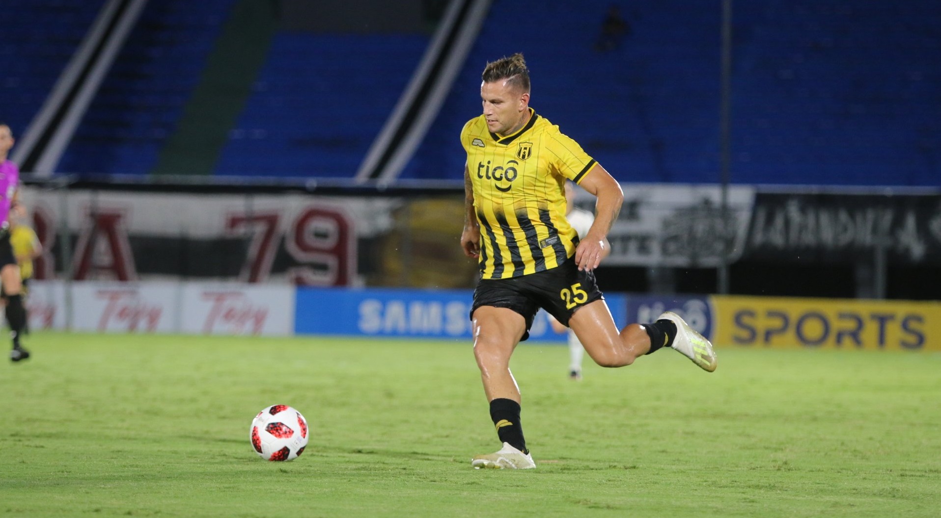 Avalándose en el artículo 52 del Código Disciplinario, la APF sancionó a Raúl Bobadilla 21 días después de su festejo desmedido. Foto: @ClubGuarani.