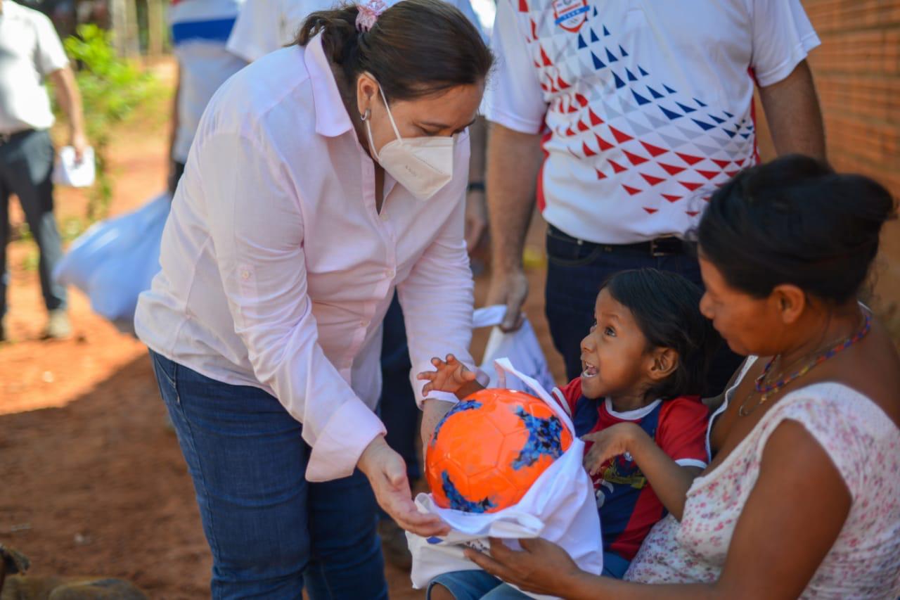 Más de 150 niños de comunidades indígenas recibieron este miércoles obsequios para realizar actividades físicas y recreativas. Foto: www.snd.gov.py.