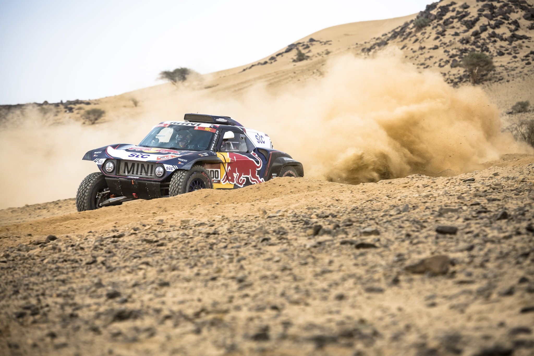 Sainz, que partía 28° tras su pinchazo en el prólogo del sábado, supo remontar en el último tramo junto a su copiloto Lucas Cruz. Foto: @CSainz_oficial.