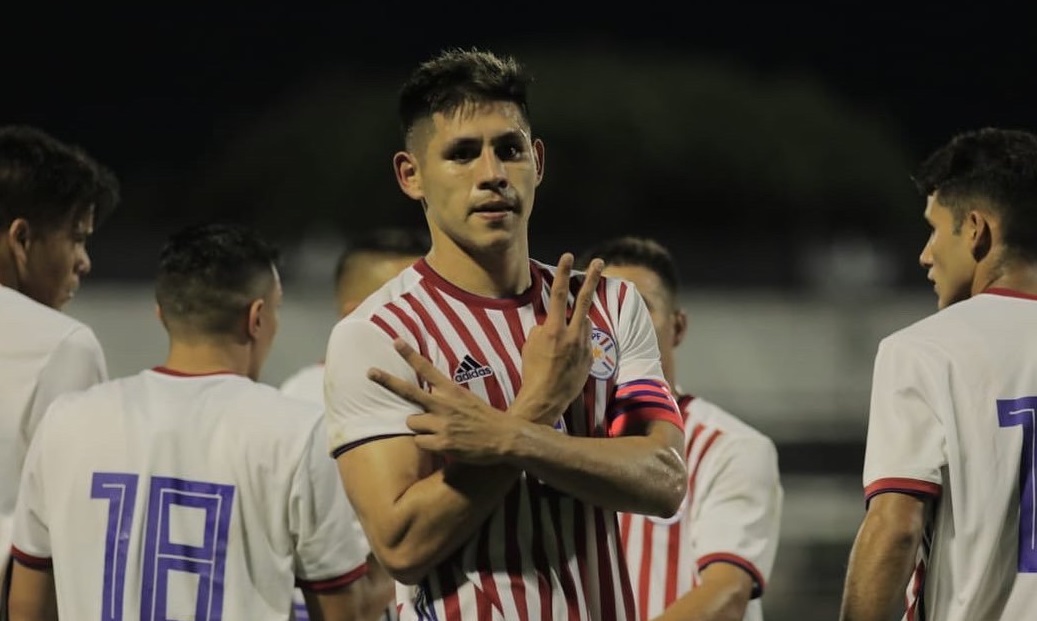 Saúl Savín Salcedo (23) ve con buenos ojos su regreso al Olimpia, club que ofreció US$ 1.200.000 a Huracán por el 30% del pase. Foto: @saulsalcedo21.