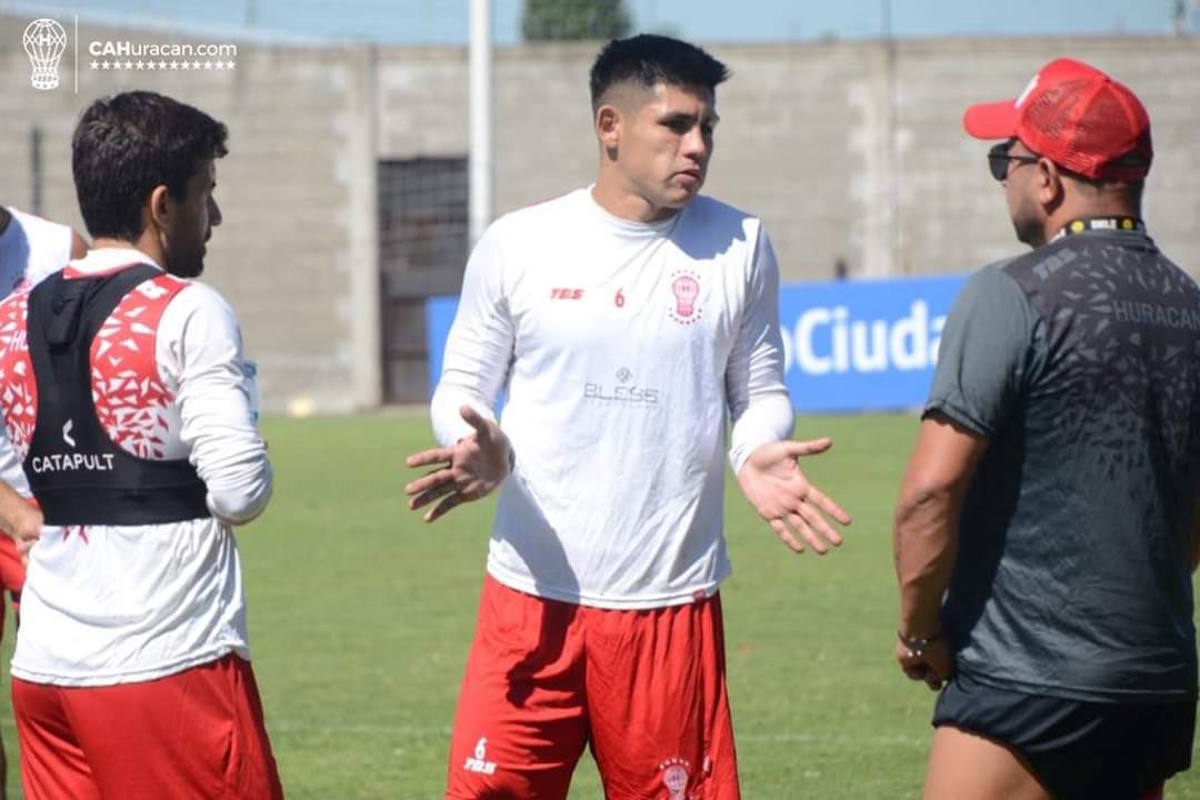 “Le pido por favor a la comisión directiva de Huracán que acepte la propuesta. Es muy buena para el club”, manifestó Saúl Salcedo. Foto: @CAHuracan.