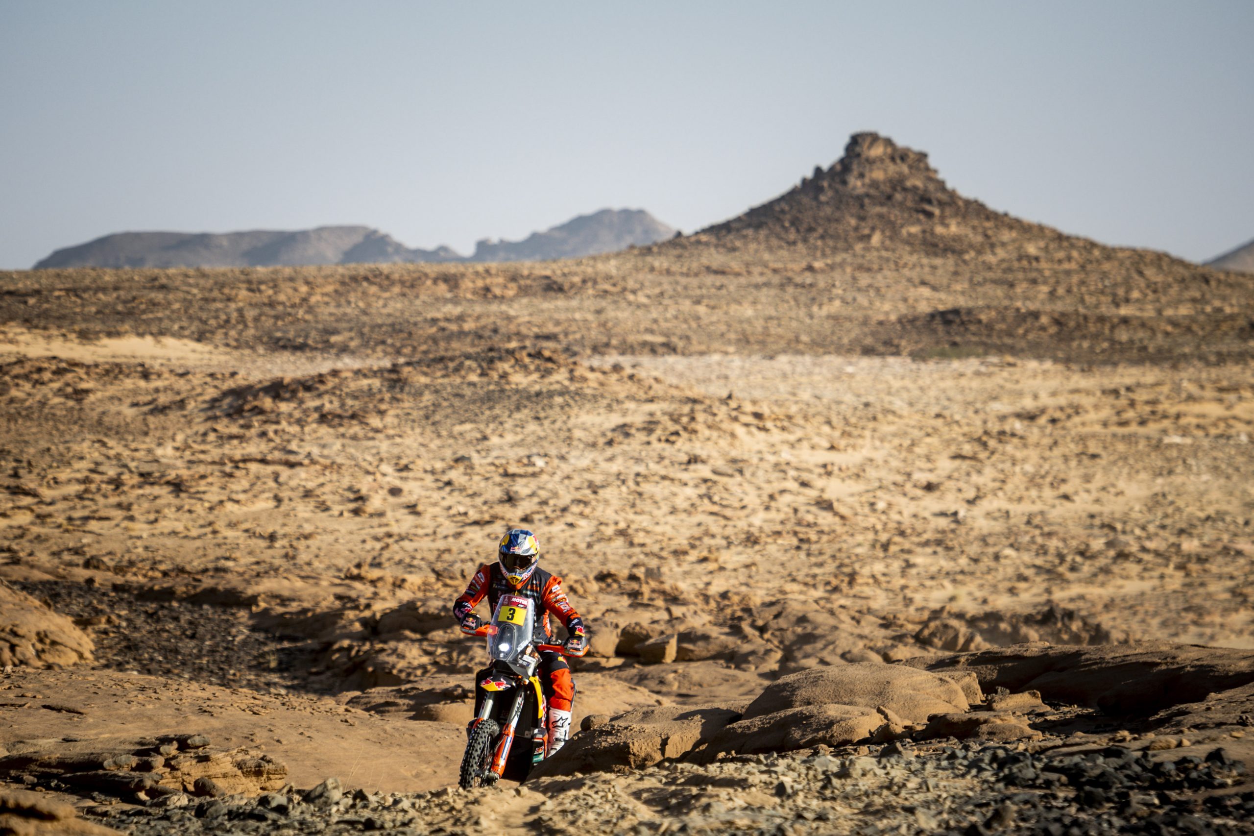 En la categoría motos, el australiano Toby Price mostró una enérgica remontada, ubicándose primero por delante de Kevin Benavides. Foto: @tobyprice87.