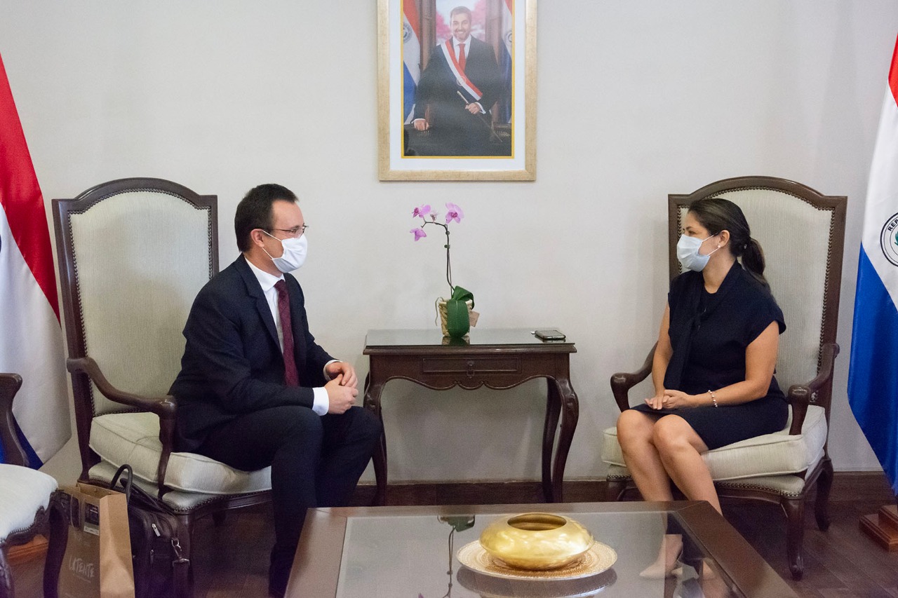 La Ministra de Justicia, Cecilia Pérez, y el Embajador de Francia en Paraguay, Emmanuel Cocher. Foto: Gentileza