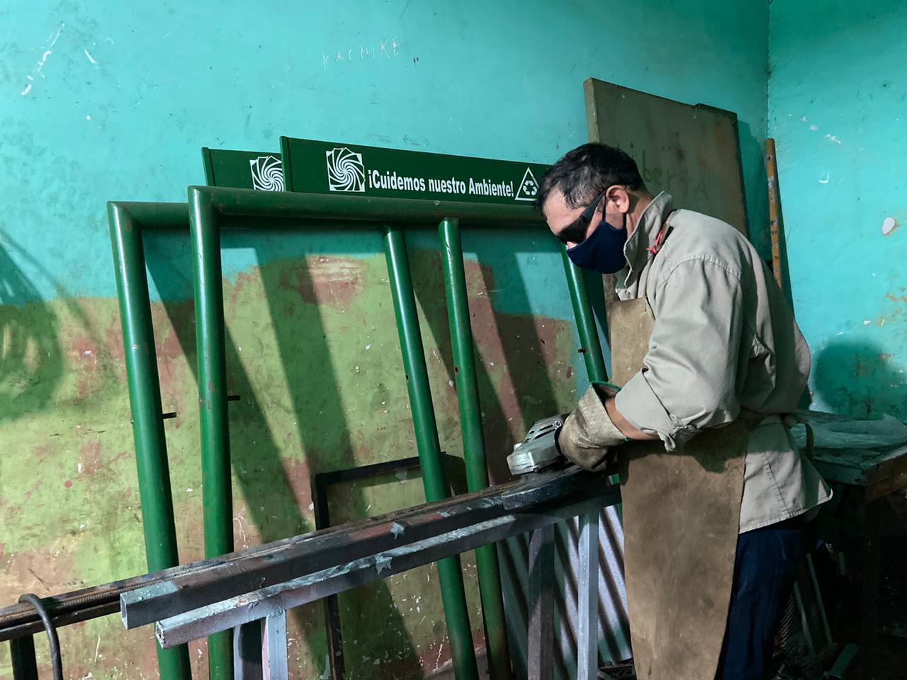 Arnaldo construye su nueva vida con el trabajo de herrero. Foto: Gentileza