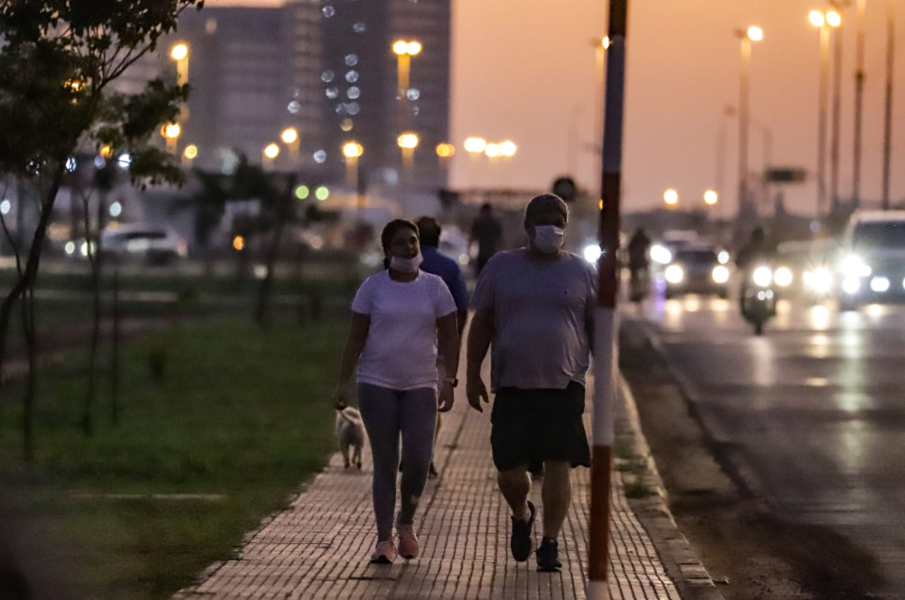 Los casos diarios no bajan de 1000.