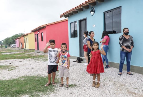 El acceso a la vivienda un derecho humano básico, su importancia radica en que la política habitacional genera mano de obra. Foto: Archivo.