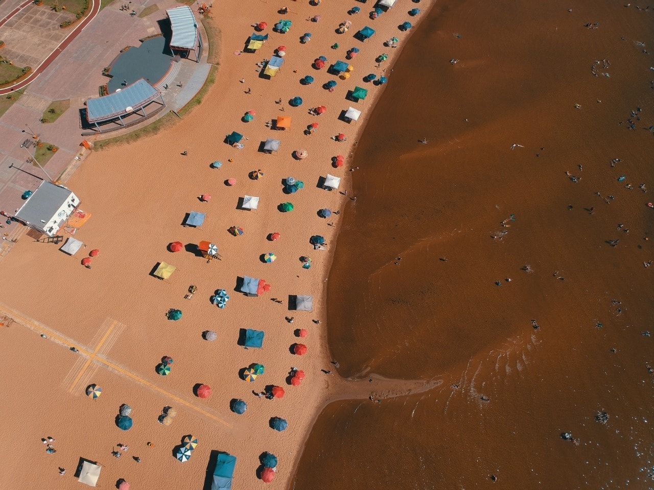 Las "burbujas sociales" de las playas encarnacenas, ahora en una plataforma web. Foto: Archivo