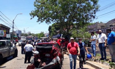 Autos destrozados por el paso del camión. Foto: Gentileza