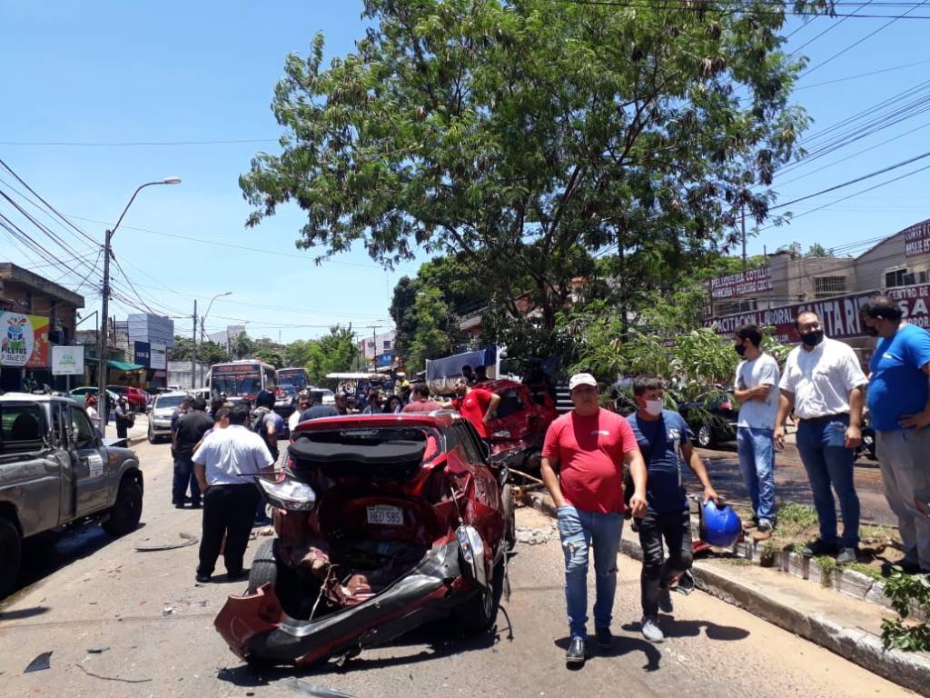 Autos destrozados por el paso del camión. Foto: Gentileza