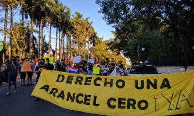 Varios movimientos estudiantiles coincidieron este martes frente a Mburuvicha Róga contra la reglamentación de la Ley de Arancel Cero de Mario Abdo Benítez. Foto: SDN