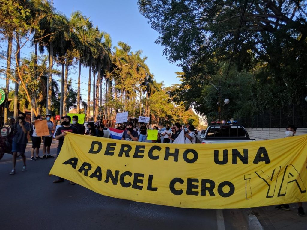 Varios movimientos estudiantiles coincidieron este martes frente a Mburuvicha Róga contra la reglamentación de la Ley de Arancel Cero de Mario Abdo Benítez. Foto: SDN