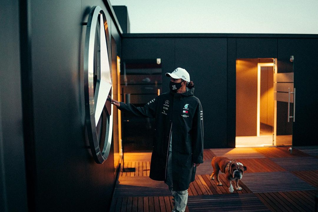 El británico pide 40 millones de euros por temporada, un contrato 4 años, una prima del 10% de los ingresos y un automóvil. Foto: @lewishamilton.