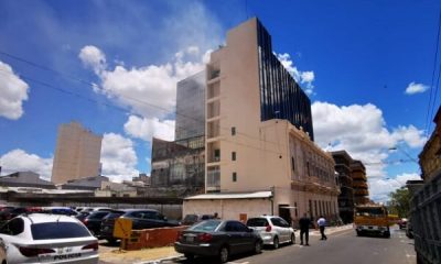 Segun los bomberos voluntarios el incendio afectó varias oficinas del séptimo piso del edificio. Foto: Gentileza