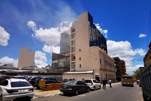 Segun los bomberos voluntarios el incendio afectó varias oficinas del séptimo piso del edificio. Foto: Gentileza