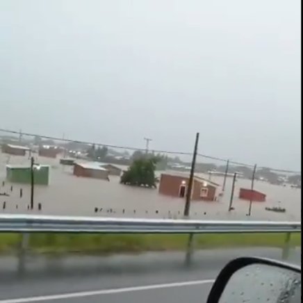 Así se quedaron las casas, bajo agua. Foto: Gentileza.