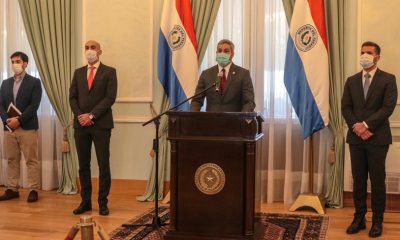 El presidente Mario Abdo Benítez junto al ministro de Salud, Julio Mazzoleni. Foto: Archivo.