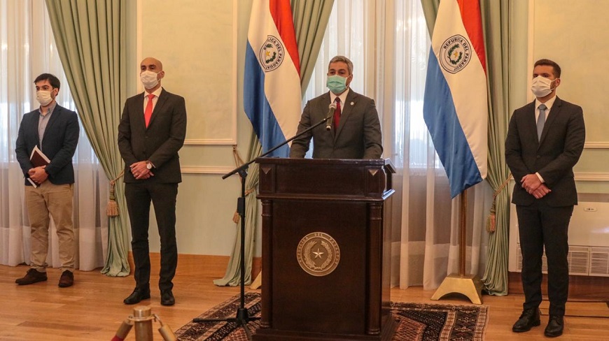 El presidente Mario Abdo Benítez junto al ministro de Salud, Julio Mazzoleni. Foto: Archivo.