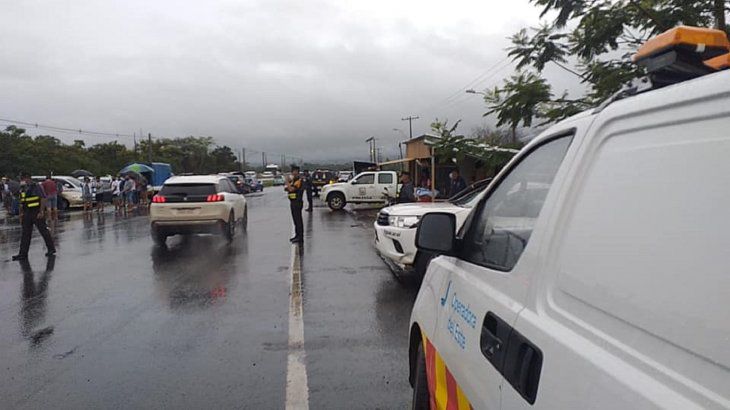 Pobladores cierran de forma intermitente la zona del peaje. Foto: Rutas del Este.