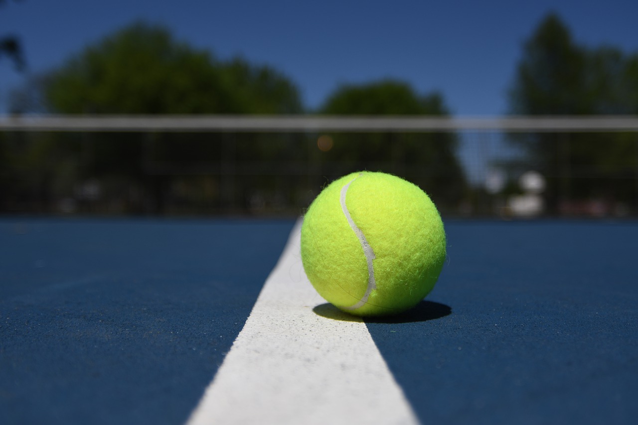 El estadounidense Denis Kudla (28) se enteró de su positivo cuando le faltaba un game. Ganó el partido, pero igualmente fue descalificado. Foto: Pixabay.