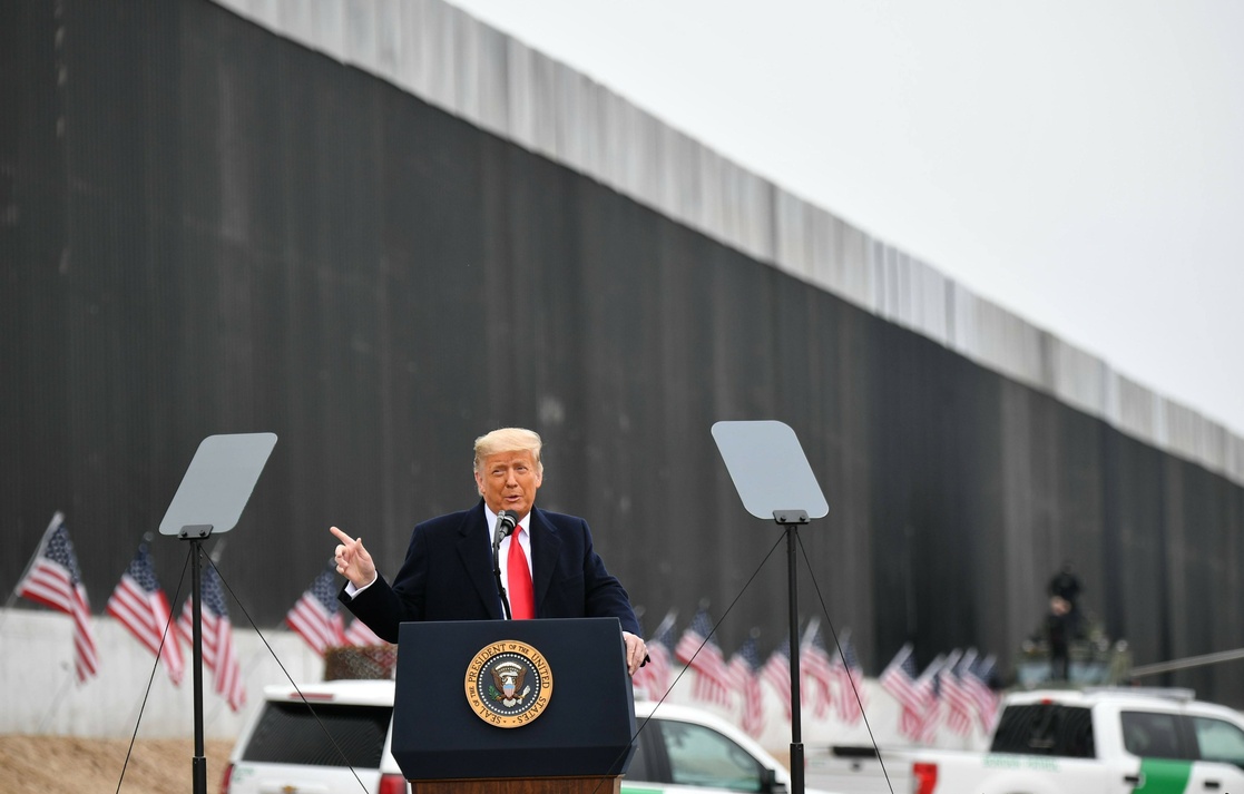 El presidente Donald Trump habló de su destitución junto al muro fronterizo en Texas. Foto: La Jornada