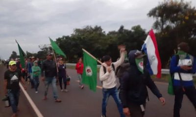 Familias campesinas salieron a la ruta este míercoles en protesta contra la violencia y amenazas de desalojo. Foto: Gentileza