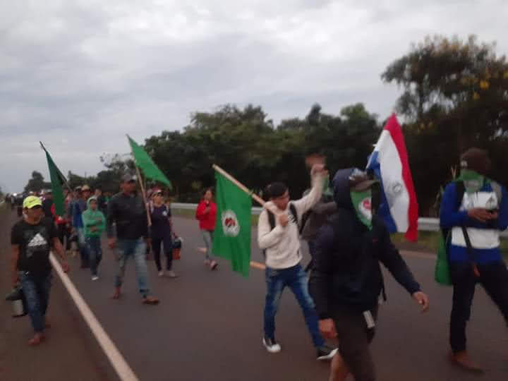 Familias campesinas salieron a la ruta este míercoles en protesta contra la violencia y amenazas de desalojo. Foto: Gentileza