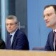 El ministro alemán de Salud, Jens Spahn, y el director del Instituto Robert Koch, Lothar Wieler (centro). Foto: Dw