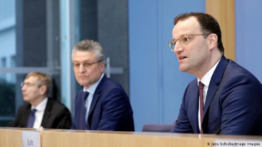 El ministro alemán de Salud, Jens Spahn, y el director del Instituto Robert Koch, Lothar Wieler (centro). Foto: Dw