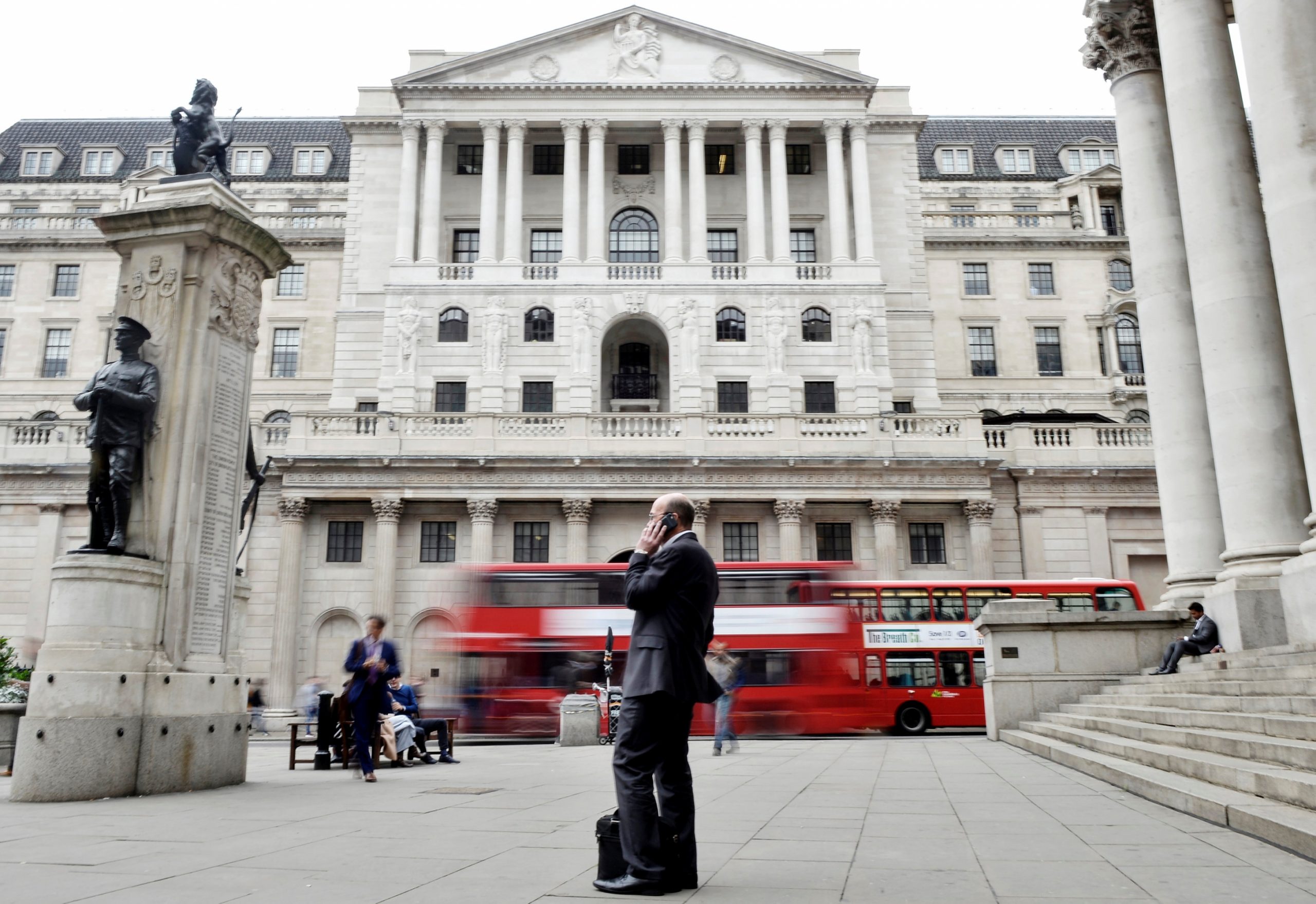 El Banco de Inglaterra confía en que la rapidez de la campaña de vacunación permita una aceleración de la economía. Foto: Publico.es