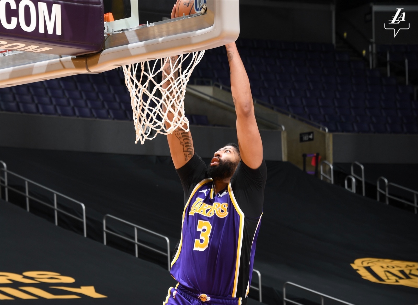 Davis disputó ante Denver un total de 14 minutos, tiempo en el que anotó 15 puntos, capturó cuatro rebotes y repartió una asistencia. Foto: @Lakers.