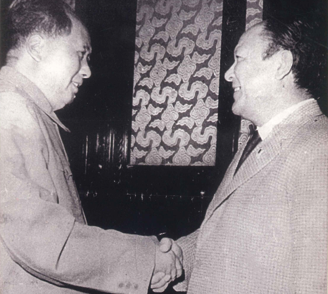 Flores, en su carácter de miembro del Consejo Mundial de la Paz, con el líder chino Mao Ze Dong, Beijing, 1959