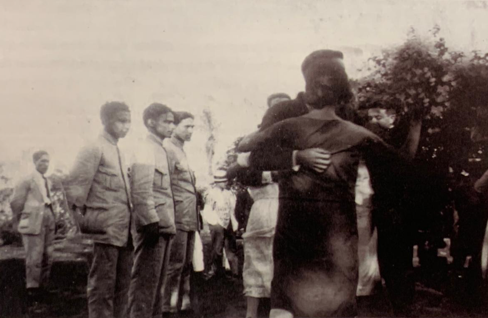  Herminio Giménez, Gómez Serrato y Flores. Baile en Punta Karapa, ca. 1920