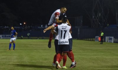 Con los tantos de Enzo Giménez, Robert Morales y Claudio Aquino, Cerro Porteño salió victorioso en su difícil visita a Villa Elisa. Foto: @CCP1912oficial.